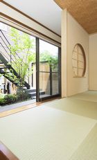 窓を開けると桂の木が現(xiàn)れる。