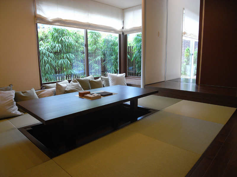 充足的光線透過(guò)寬大的窗戶照射進(jìn)來(lái)