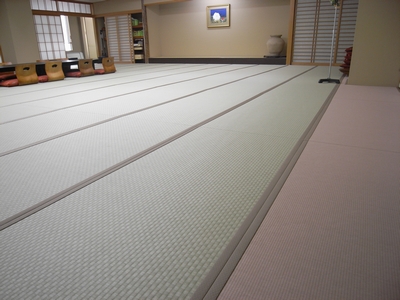 MIGUSA 市松-茶綠位于中央，邊緣用目積-粉紅點綴。